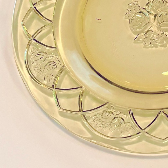 Vintage Yellow Federal Glass Depression Dinner Plate Dutch Rose Lattice 9-1/4” - Picture 2 of 6